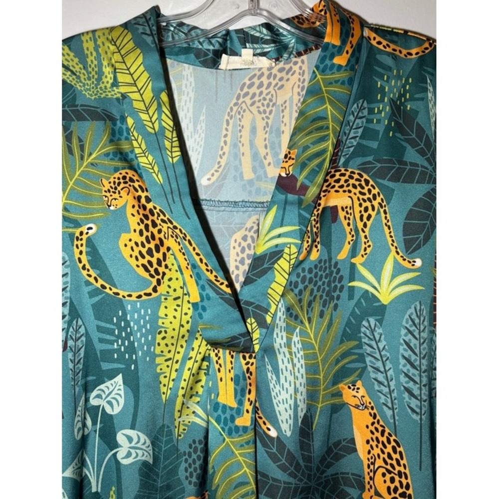 Entro Blouse Womens Large Teal Leopard Jungle Print Satin V-Neck Short Sleeve - Picture 5 of 9